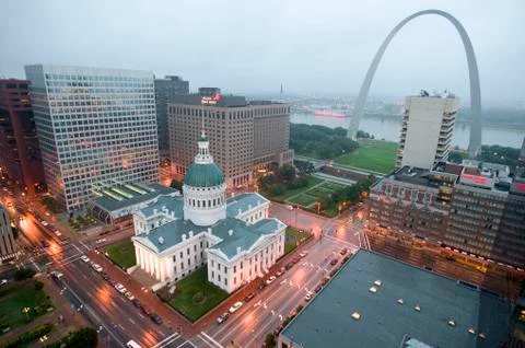 In a misty rain an elevated view of Gateway Arch and the historical Old St. Fotos de archivo
