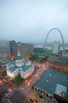 In a misty rain an elevated view of Gateway Arch and the historical Old St. Stock Photos