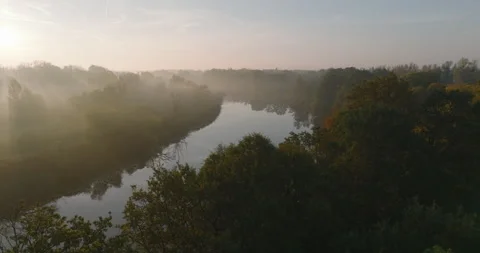 Misty river bend with sun rays at autumn sunrise in Wrocław Stock Footage 346624134