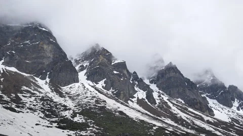 Misty Snow Covered Himalayan Mountain Range With Clouds In Sikkim 4K Vídeos de archivo 346200756