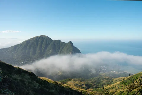 Misty tropical mountain timelapse in 4K 库存影片 339800148