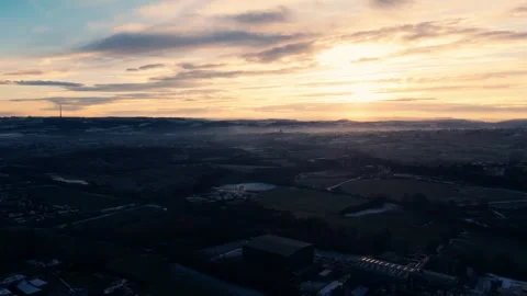 Misty, urban January winters sunset with sun-rays breaking through the mist.. Vidéo 262763653