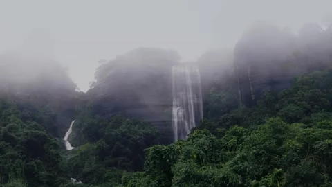 Misty waterfall cascading through lush rainforest cliffs in Meghalaya durin.. Video stock 341110997