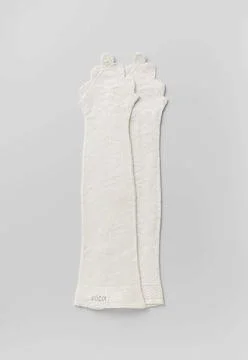 . Mitaine of white knitted cotton, triangular hand ruck with round crochet... 库存照片