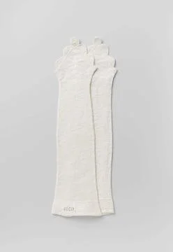 . Mitaine of white knitted cotton, triangular hand ruck with round crochet... 库存照片