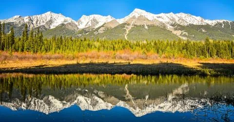 Mitchell Mountain Range reflected in Dog Lake Kootenay National Park Foto stock