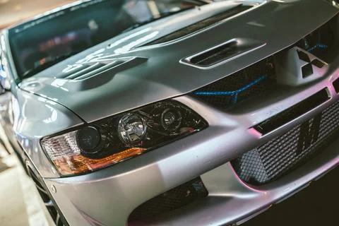 Mitsubishi lancer evolution front showing headlight and grille Stockfoto's