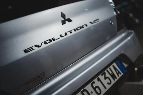 Mitsubishi lancer evolution viii trunk emblem close-up Stockfoto's