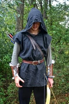 Mittelalterlicher Bogenschütze mit schwarzer Kapuze und Pfeil und Bogen Mi.. Stock Photos