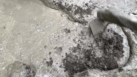 Mix the cement and sand mixture Stockbeeldmateriaal 232559875