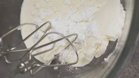 Mix the cream for the cake with a mixer Vídeos de archivo 118094635