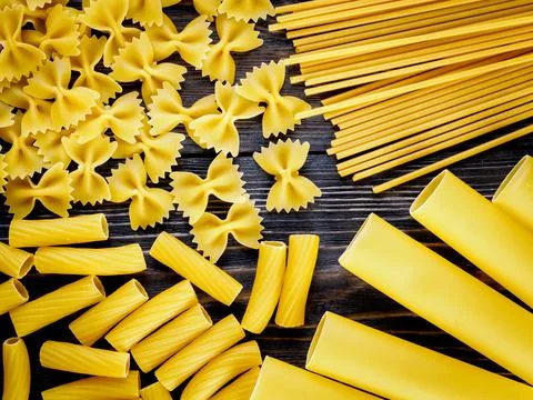 Mix of different kind of paste - spaghetti, tortiglioni, cannelloni, farfalle Foto stock