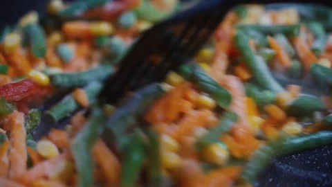 Mix Of Different Vegetables Fried In A Hot Frying Pan Vidéo 122173913