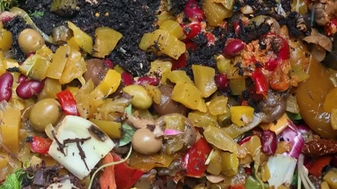 A mix of discarded kitchen peels, garden trimmings, and organic leftovers fills Stockbeeldmateriaal 336626285