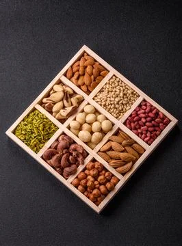 Mix of macadamia, pine, cashew, hazelnut, peanut, pistachio nuts Foto stock