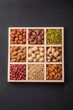 Mix of macadamia, pine, cashew, hazelnut, peanut, pistachio nuts Foto stock