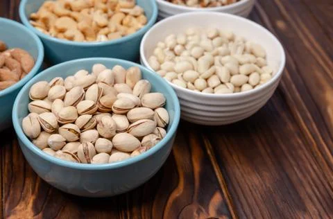 Mix of nuts on a table. Walnuts, almonds, pistachios, cashews, peanuts Foto stock