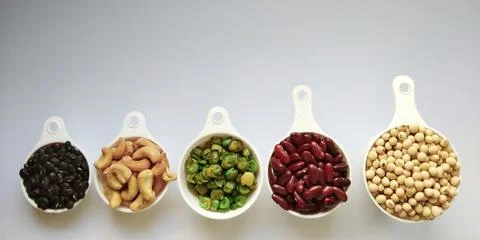 Mix nuts  in the white cup , Red bean , Peas , Black bean , Soil bean , cas.. Foto stock