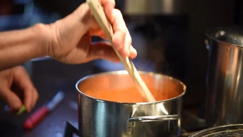  to mix the sauce Video stock 113195431