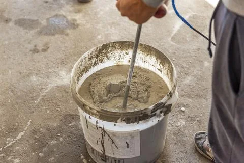 Mix the solution with a self-leveling floor in a bucket. Stock-Fotos