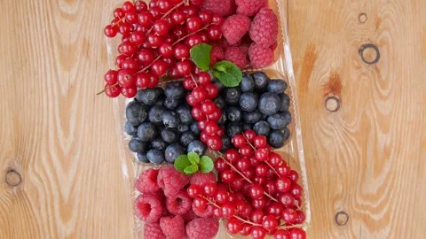 Mixed berries on a plate. Video stock 241909104