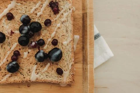 Mixed berries toast breads served on wooden plate. Foto stock