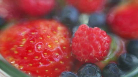 Mixed berries in water Видео 57254392