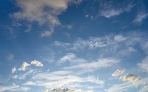 Mixed Cloudscape Cirrus and Cumulus Over Horizon Stockfoto's