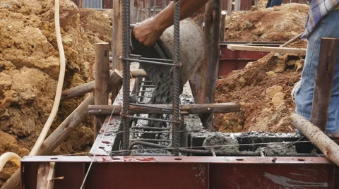 Mixed concrete pouring to construction beam Video stock 58357075