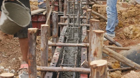Mixed concrete pouring to construction beam Video stock 58373438