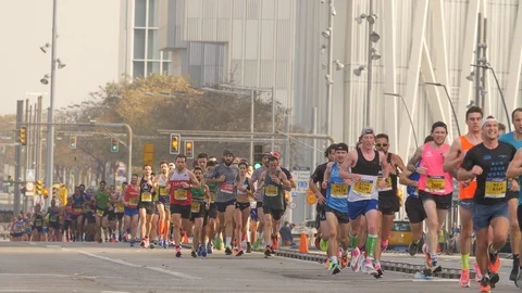 Mixed crowd of Runners running the Half Marathon in Barcelona. Urban Street  库存影片 125118288