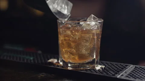 Mixed drink adding ice at the bar Stock Footage 137823099
