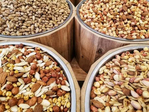 Mixed nuts baskets. Nuts shop. Nuts varieties. Foto stock