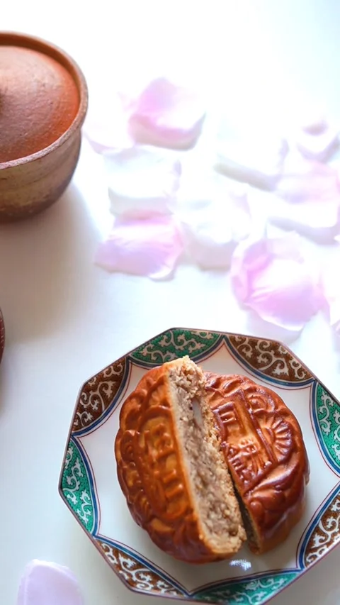 Mixed nuts mooncake and tea prepared for the Mid-Autumn Festival Stock Footage 320326024
