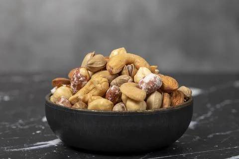 Mixed nuts. Special mixed nuts in bowl. Hazelnut, almond, cashew, pistachio,  Foto stock