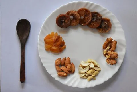With mixed nuts on white table top view. Healthy food and snack. Walnut, pist Foto stock