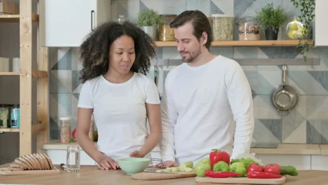 Mixed Race Couple Discussing in Kitchen Vidéo 155149082