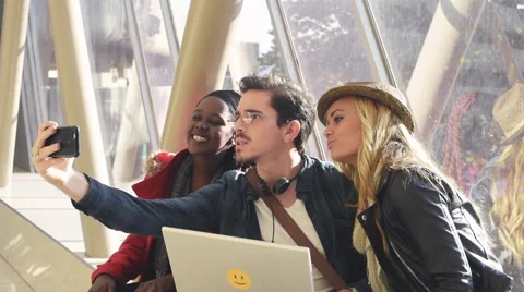 Mixed race group of students entrepeneurs taking selfies around a laptop Vídeos de archivo