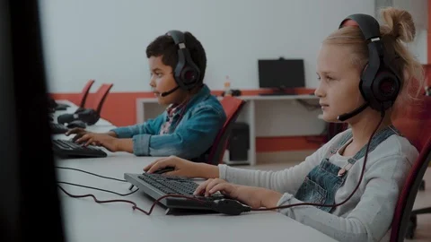 Mixed Racial group Of Elementary School Children In Computer Class Vídeos de archivo 112876352