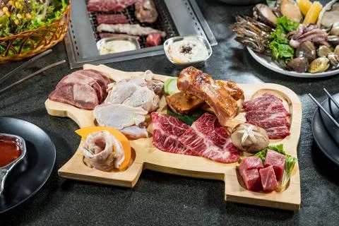 Mixed Raw Meat Platter For Grill Foto stock