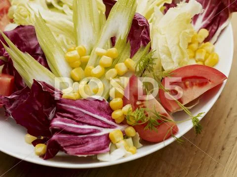 Mixed salad leaves with sweetcorn and tomato Stock Photos