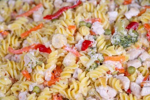 Mixed vegetable pasta preparation ready. Bulk cooked fusilli with vegetable.. 库存照片