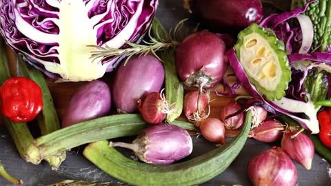 Mixed vegetables featuring purple cabbage, green okra, red shallots showcase eco Foto stock