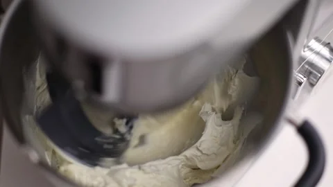 The mixer beats the white mixture Vidéo 275146054