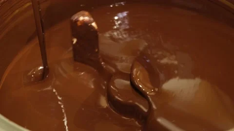 Mixer for preparing ganache in the process. Vídeos de archivo 133409243