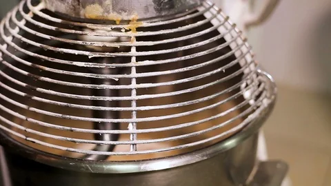 The mixer's close-up is interfering with the dough Vidéo 106457813