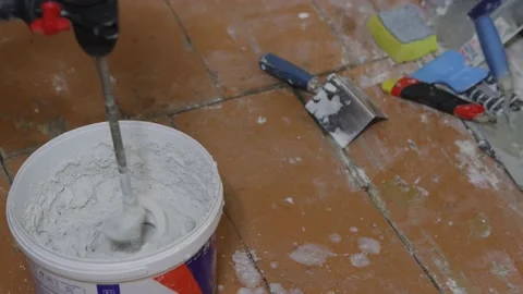 Mixes plaster in a construction bucket Vídeo Stock 165837375
