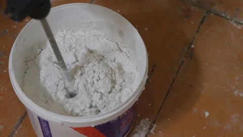 Mixes plaster in a construction bucket Vídeo Stock 165837468