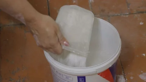 Mixes plaster in a construction bucket Vídeo Stock 165893731