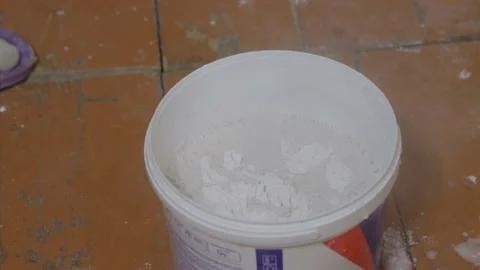 Mixes plaster in a construction bucket Vídeo Stock 165893852